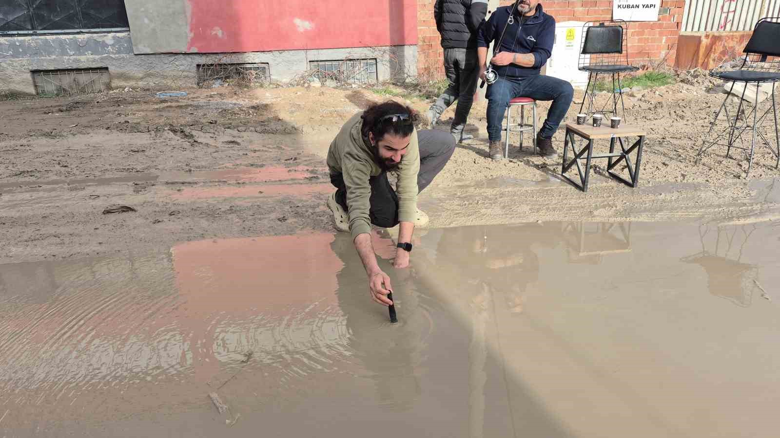 İzahı olmayan şeyin mizahı oldu, sürekli göle dönen sokakta balık tutmaya başladılar
