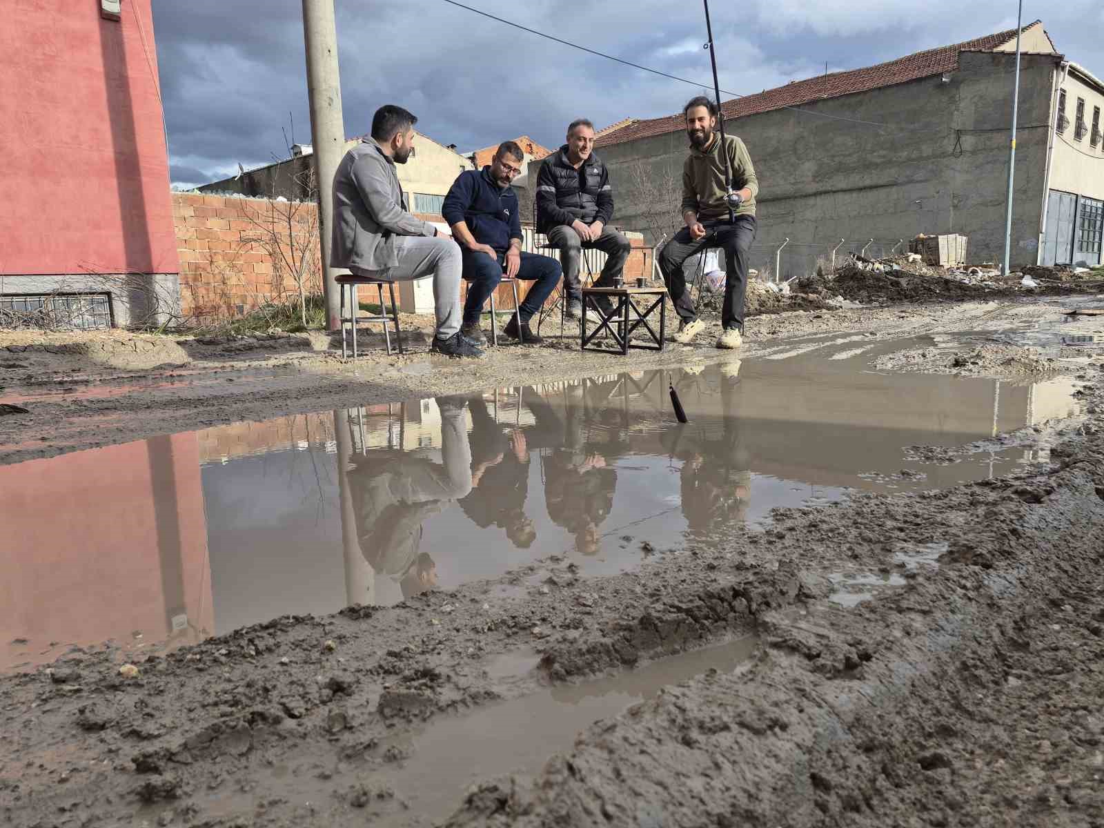 İzahı olmayan şeyin mizahı oldu, sürekli göle dönen sokakta balık tutmaya başladılar
