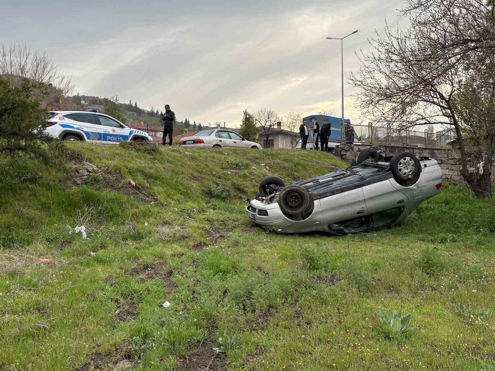 İzinsiz aldığı otomobille kaza yaptılar: 2 yaralı
