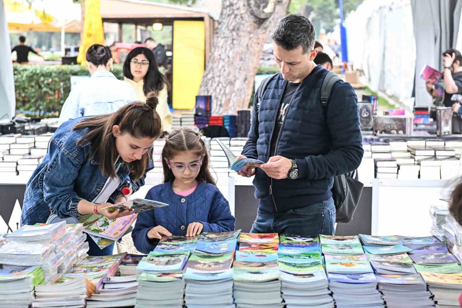 İZKİTAP-7. İzmir Kitap Fuarı kapılarını açtı
