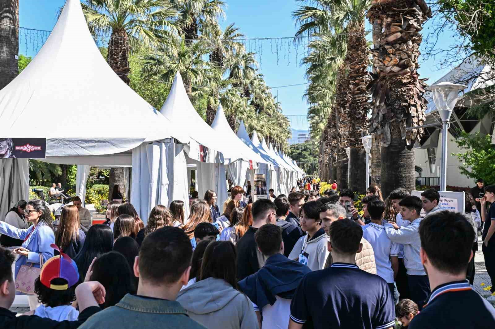 İZKİTAP öğrencilerin buluşma noktası oldu
