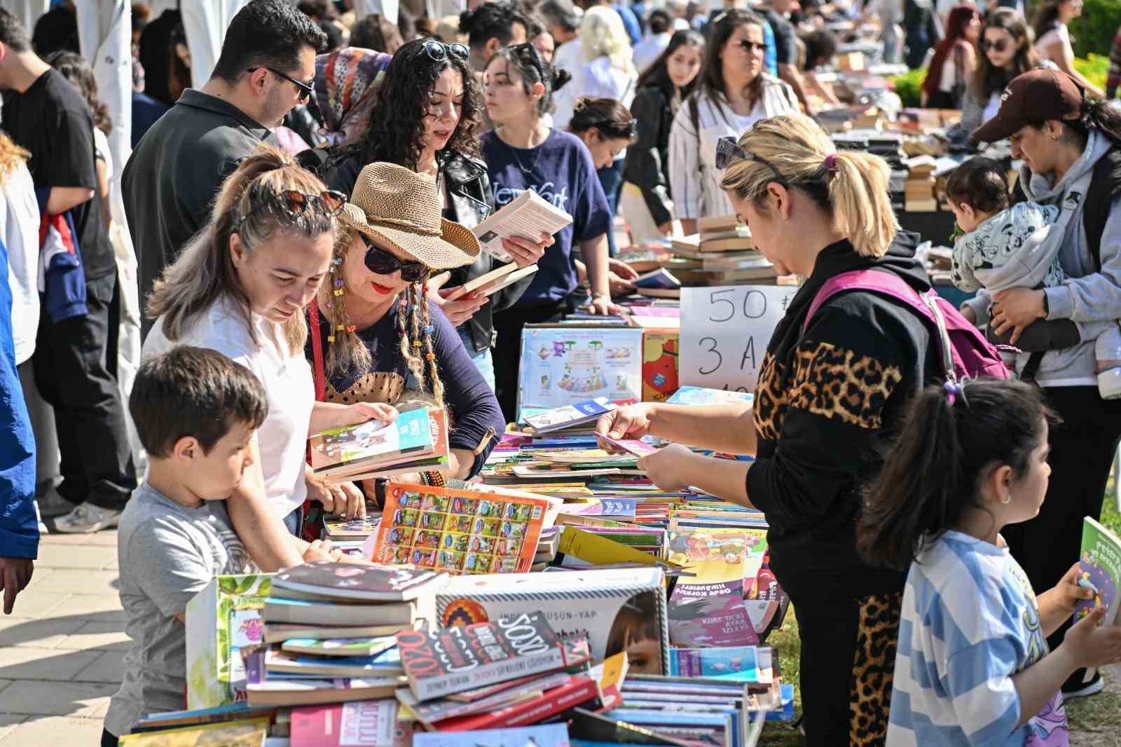 İZKİTAP’ta edebiyat şöleni yaşanıyor
