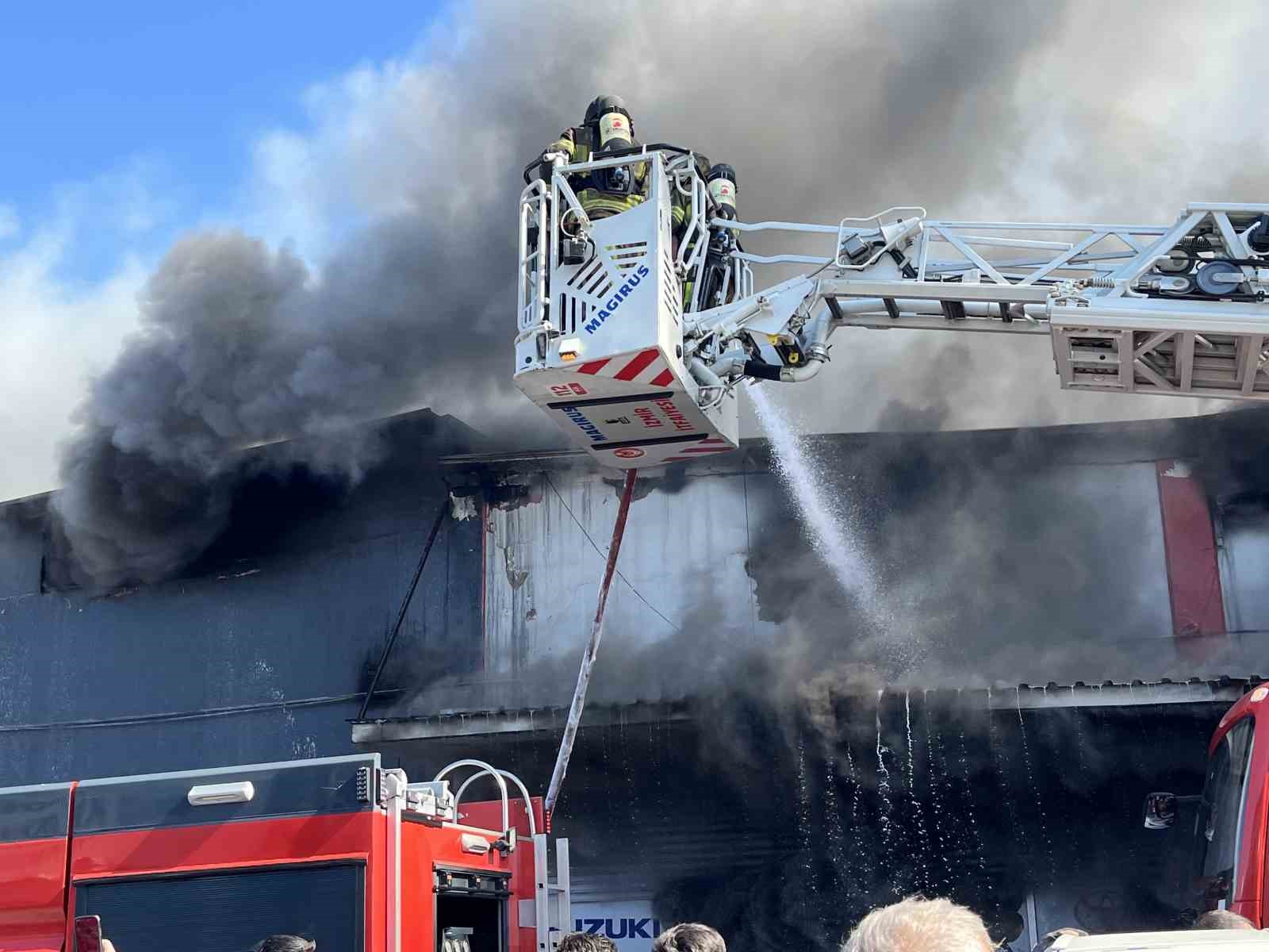 İzmir 6. Sanayi’de yedek parça dükkanında yangın
