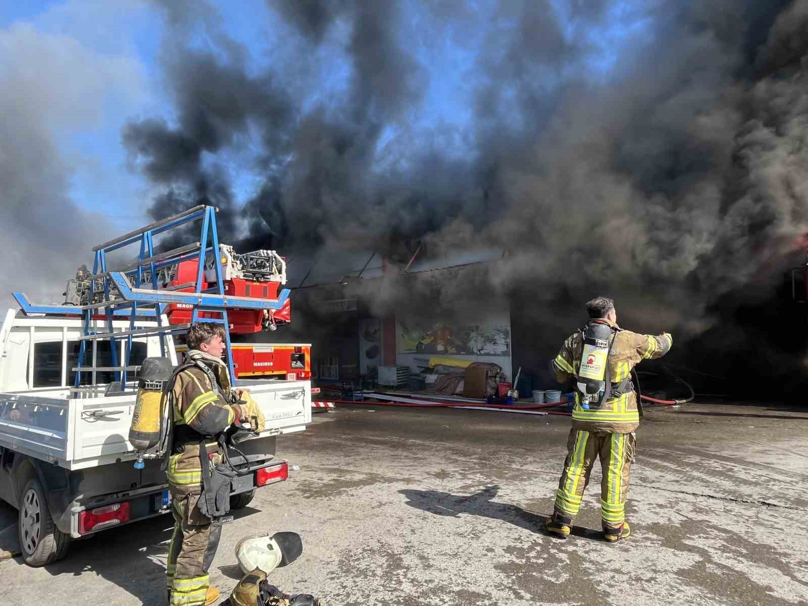 İzmir 6. Sanayi’de yedek parça dükkanında yangın
