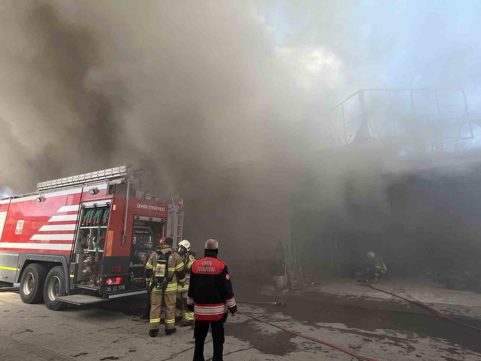 İzmir 6. Sanayi’de yedek parça dükkanında yangın

