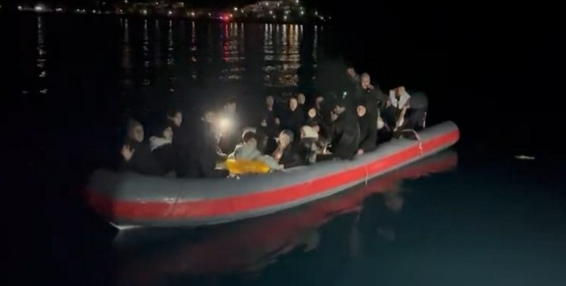 İzmir açıklarında 28 düzensiz göçmen yakalandı, 39 göçmen kurtarıldı
