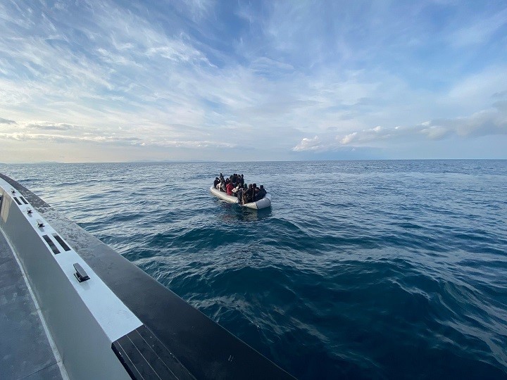 İzmir açıklarında 37 düzensiz göçmen yakalandı, 42 göçmen kurtarıldı
İzmir açıklarında 37 düzensiz göçmen yakalandı, 42 göçmen kurtarıldı