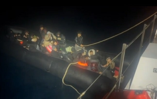 İzmir açıklarında 37 düzensiz göçmen yakalandı, 42 göçmen kurtarıldı
İzmir açıklarında 37 düzensiz göçmen yakalandı, 42 göçmen kurtarıldı