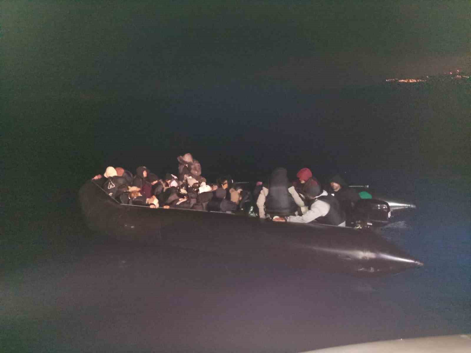 İzmir açıklarında 43 düzensiz göçmen yakalandı
