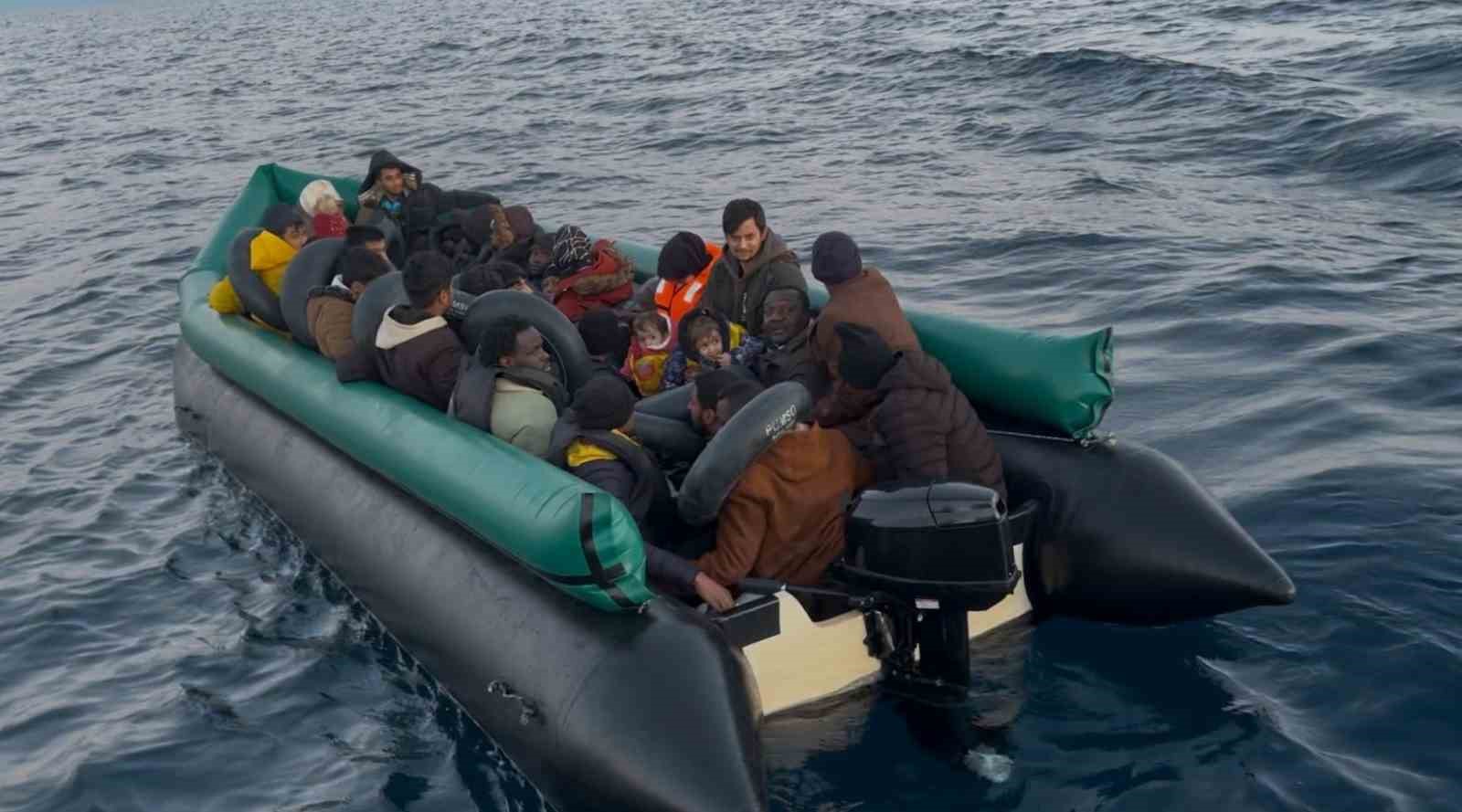 İzmir açıklarında 43 düzensiz göçmen yakalandı
