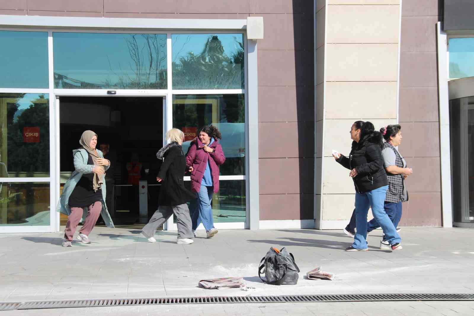İzmir Bölge Adliye Mahkemesi’nde bomba ve tahliye tatbikatı
İzmir Bölge Adliye Mahkemesi’nde bomba ve tahliye tatbikatı