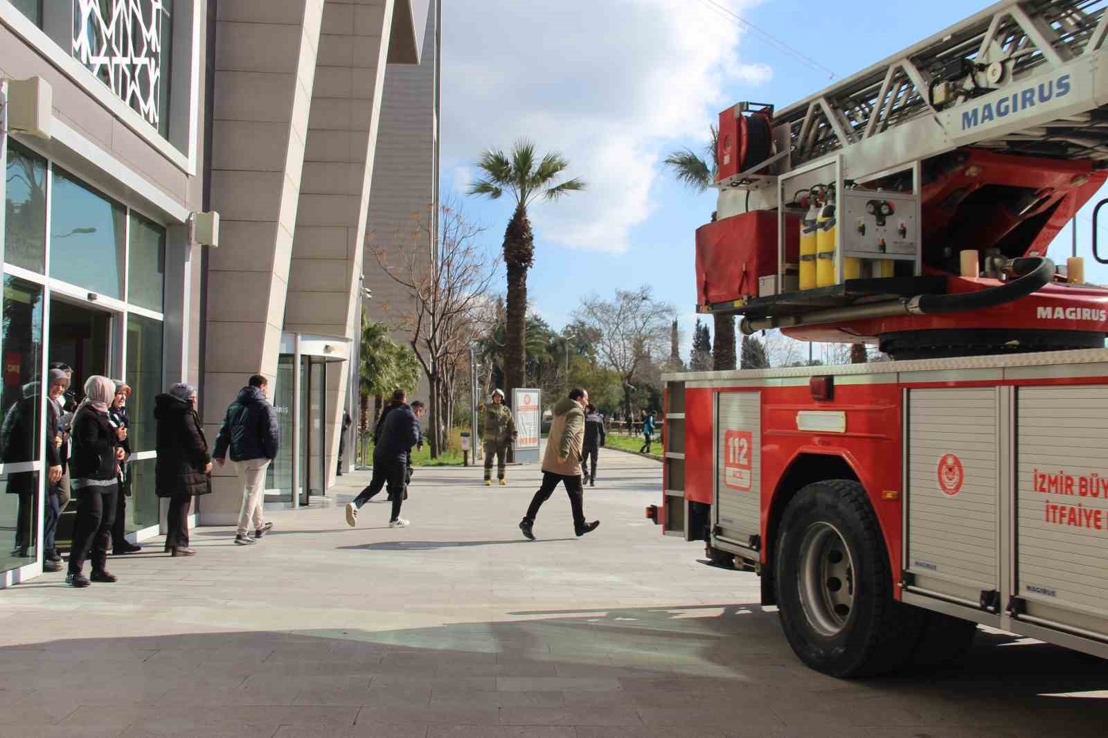 İzmir Bölge Adliye Mahkemesi’nde bomba ve tahliye tatbikatı
İzmir Bölge Adliye Mahkemesi’nde bomba ve tahliye tatbikatı