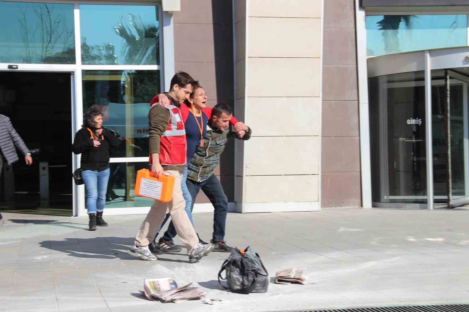 İzmir Bölge Adliye Mahkemesi’nde bomba ve tahliye tatbikatı
İzmir Bölge Adliye Mahkemesi’nde bomba ve tahliye tatbikatı