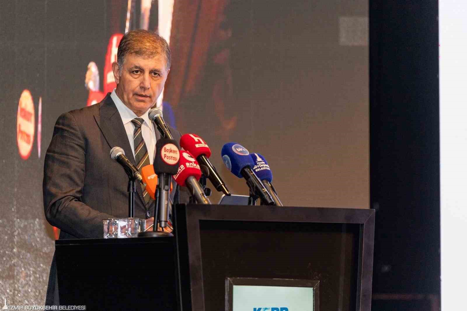 İzmir Büyükşehir Belediye Başkanı Tugay: "Birden fazla yangın uçağı kiralamaya hazırız"
