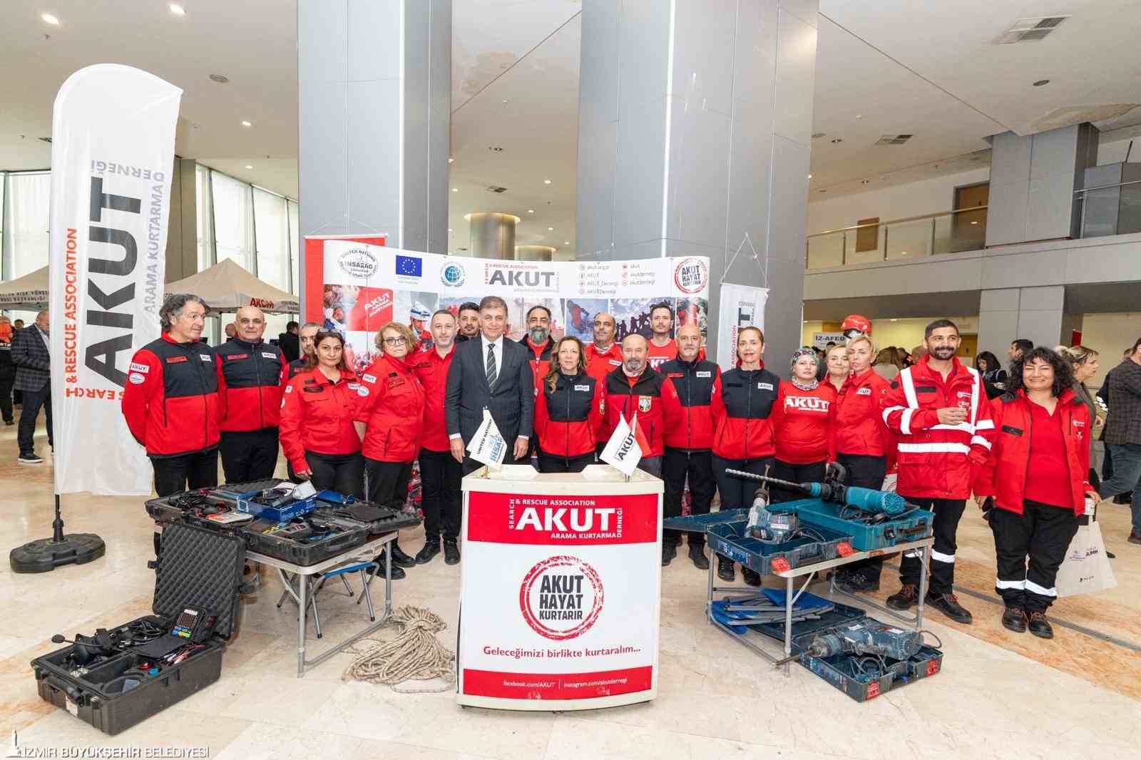 İzmir Büyükşehir Belediye Başkanı Tugay: "Birden fazla yangın uçağı kiralamaya hazırız"
