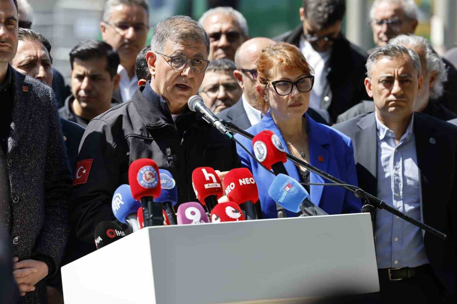 İzmir Büyükşehir Belediye Başkanı Tugay: "Bu şehir oldu bittilerle teslim edilemez"
