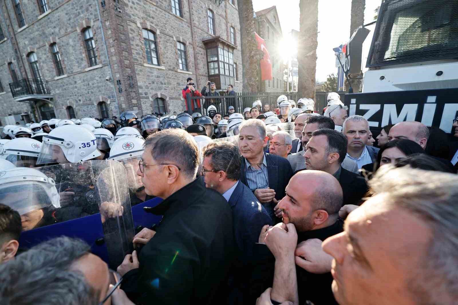 İzmir Büyükşehir Belediye Başkanı Tugay, Meslek Fabrikası binasının tahliyesine tepki gösterdi
