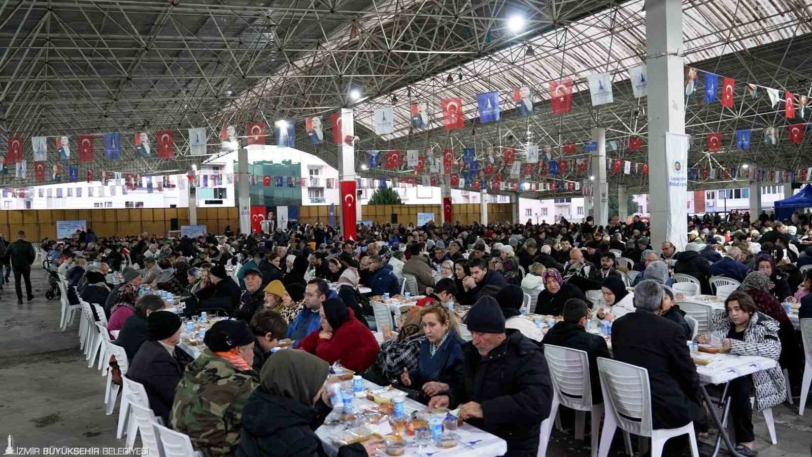 İzmir Büyükşehir Belediyesi ilk iftar sofrasını Gaziemir’de kurdu
