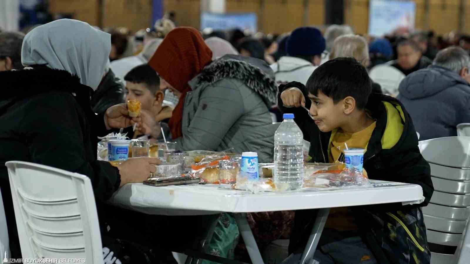 İzmir Büyükşehir Belediyesi ilk iftar sofrasını Gaziemir’de kurdu
