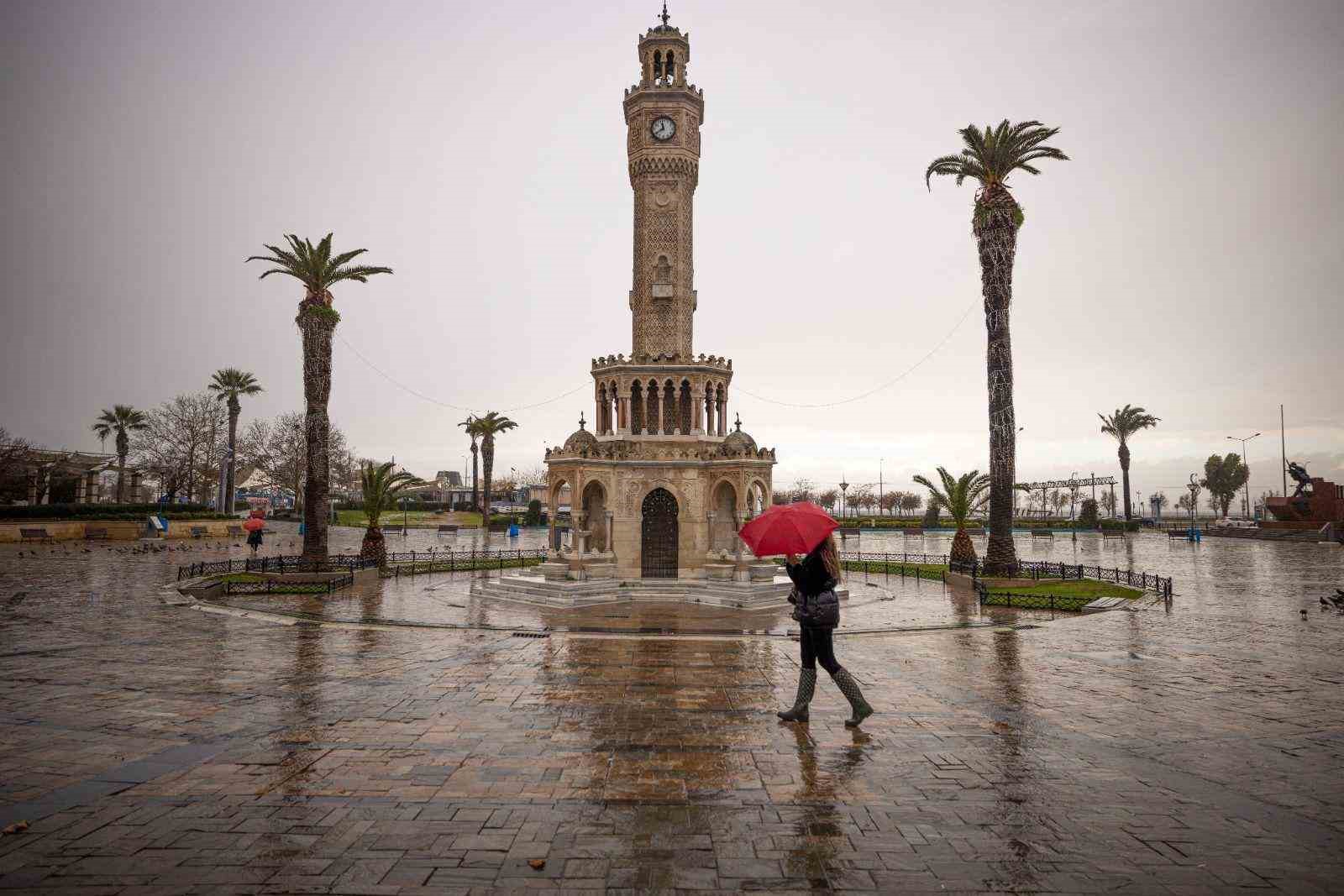 İzmir Büyükşehir ekipleri sağanak nedeniyle seferber oldu
İzmir Büyükşehir ekipleri sağanak nedeniyle seferber oldu