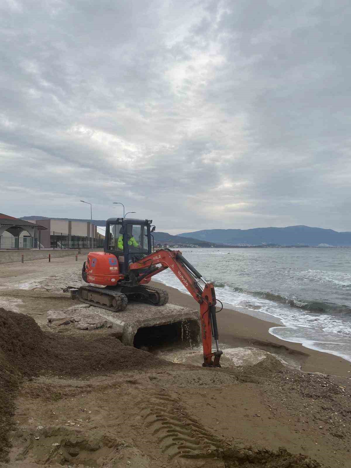 İzmir Büyükşehir ekipleri sağanak nedeniyle seferber oldu
İzmir Büyükşehir ekipleri sağanak nedeniyle seferber oldu