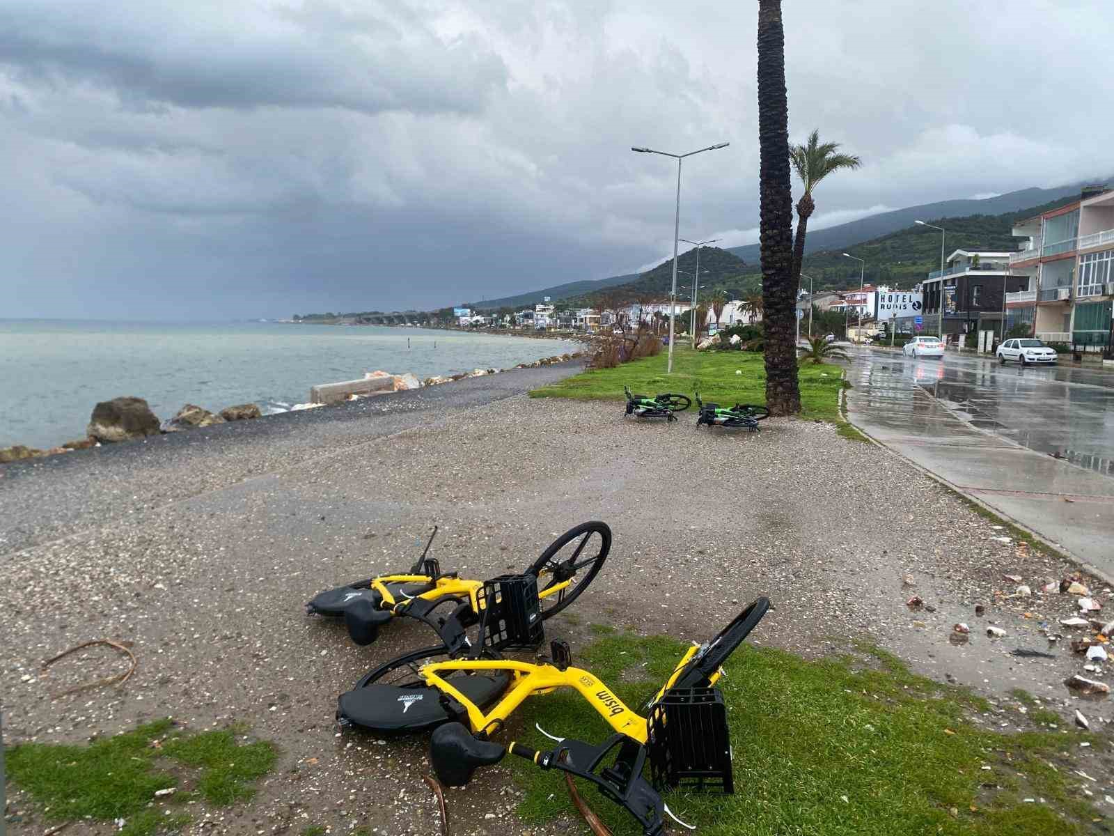 İzmir Büyükşehir ekipleri sağanak nedeniyle seferber oldu
İzmir Büyükşehir ekipleri sağanak nedeniyle seferber oldu