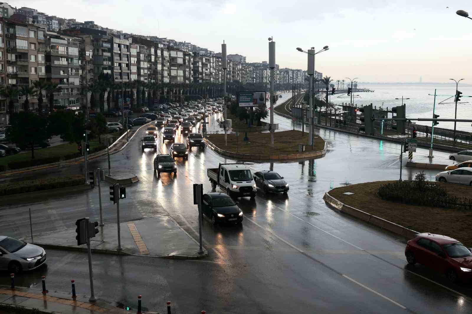 İzmir Büyükşehir ekipleri sağanak nedeniyle seferber oldu
İzmir Büyükşehir ekipleri sağanak nedeniyle seferber oldu