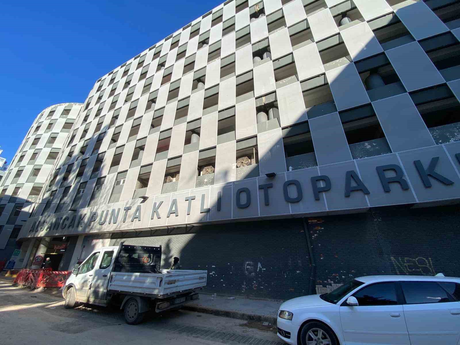 İzmir Büyükşehir’den otopark ücretlerine rekor artış
İzmir Büyükşehir’den otopark ücretlerine rekor artış