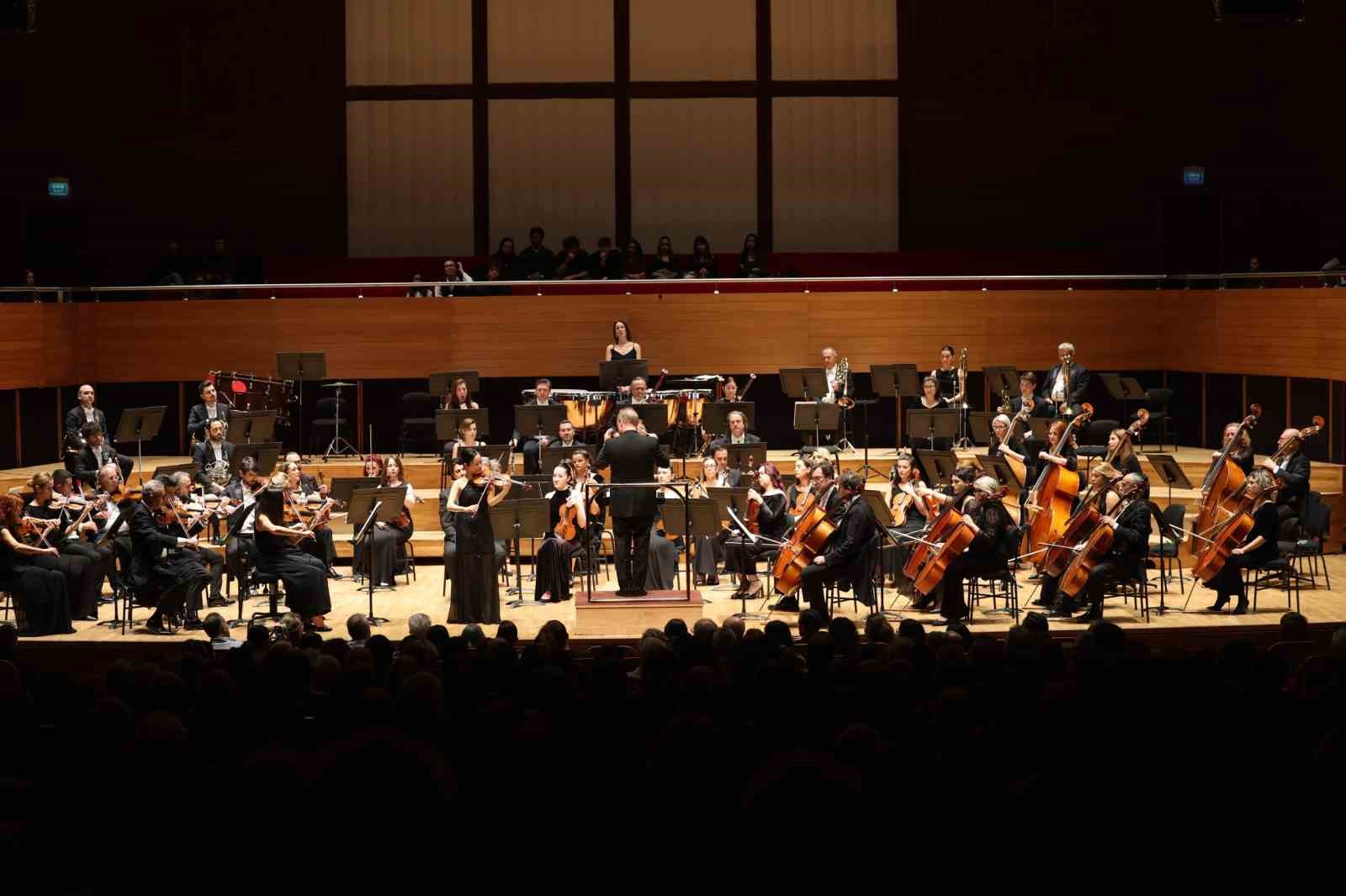 İzmir Devlet Senfoni Orkestrası iki büyük yeteneği buluşturdu
