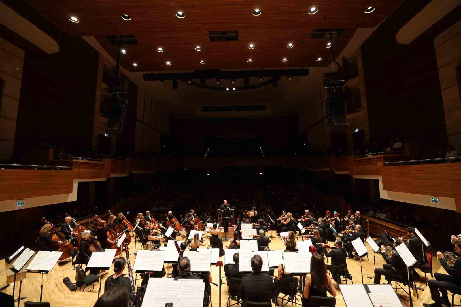 İzmir Devlet Senfoni Orkestrası iki büyük yeteneği buluşturdu
