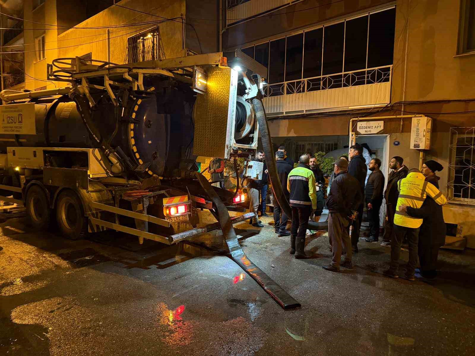 İzmir gece sağanak yağışa teslim oldu, ekipler gece boyunca sahada görev yaptı
İzmir gece sağanak yağışa teslim oldu, ekipler gece boyunca sahada görev yaptı