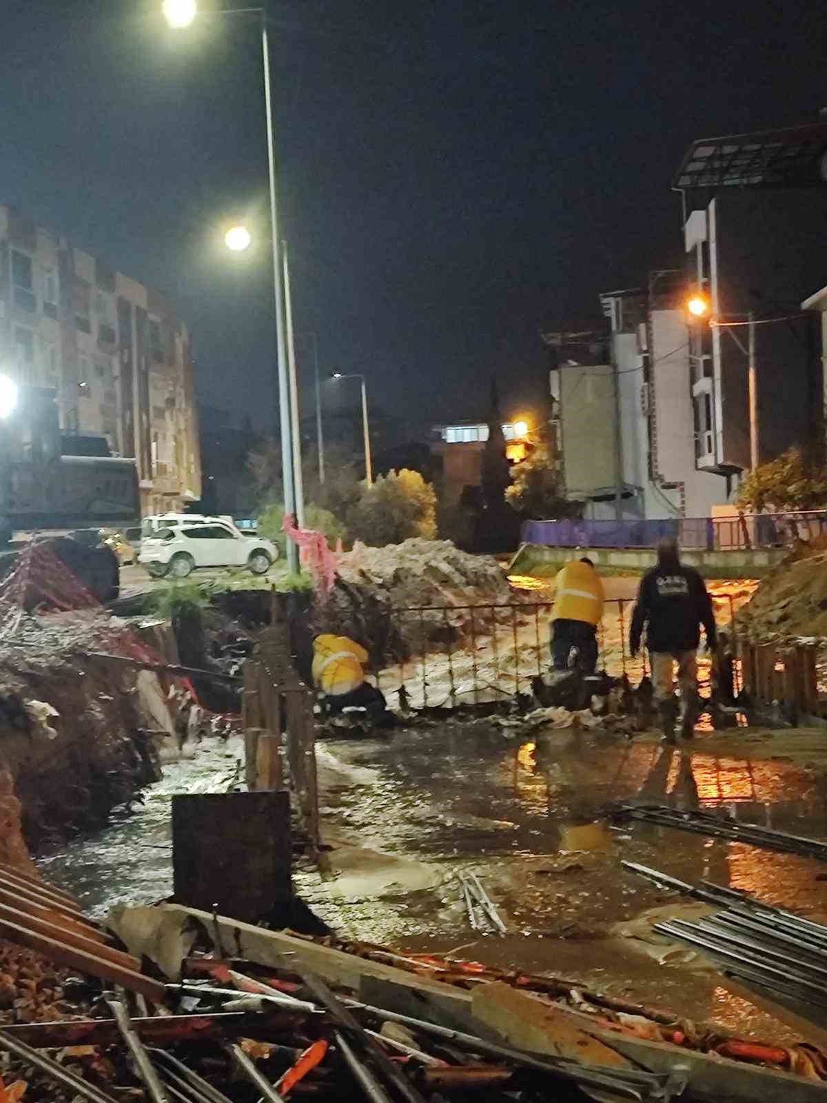 İzmir gece sağanak yağışa teslim oldu, ekipler gece boyunca sahada görev yaptı
İzmir gece sağanak yağışa teslim oldu, ekipler gece boyunca sahada görev yaptı