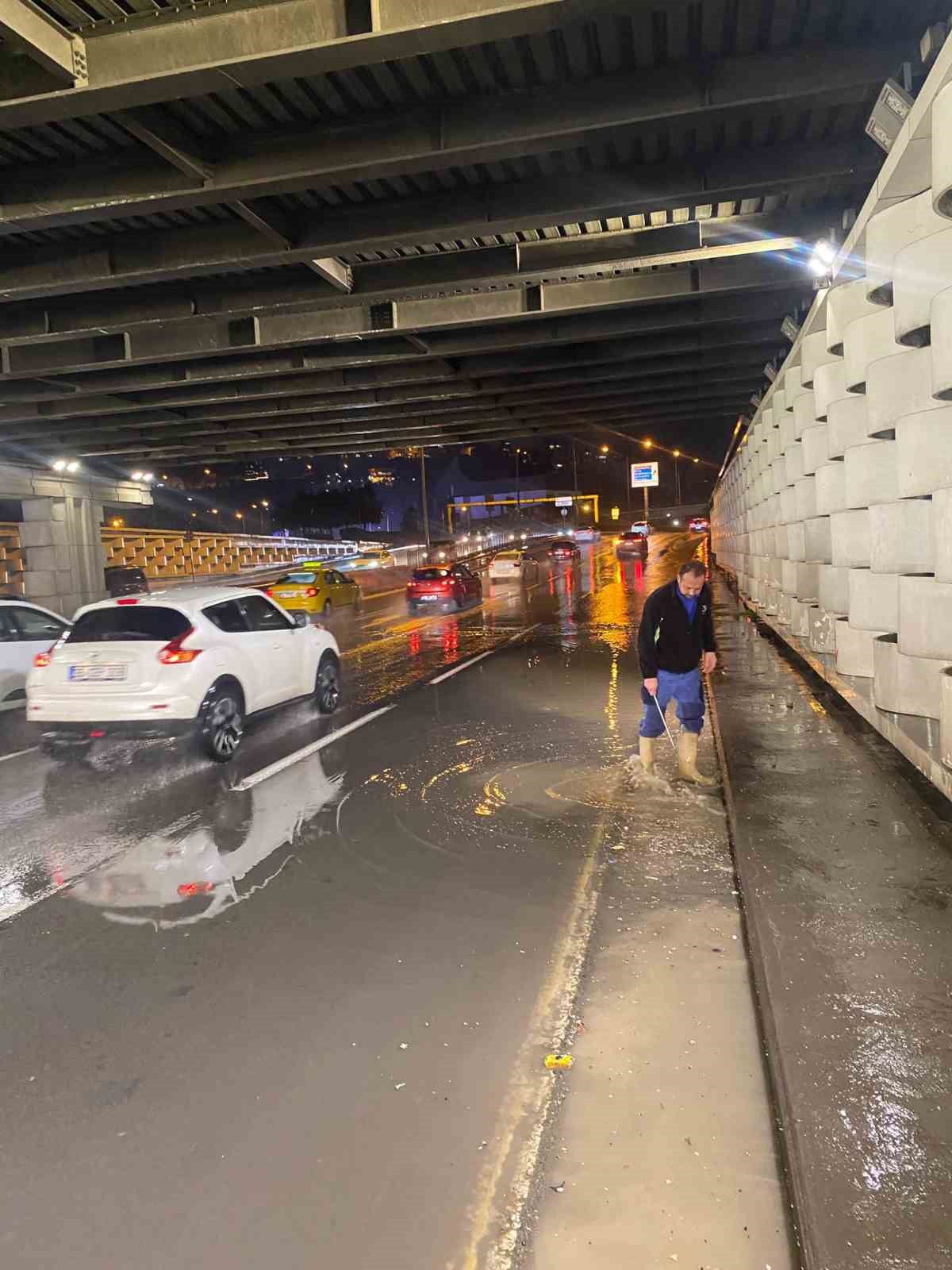 İzmir gece sağanak yağışa teslim oldu, ekipler gece boyunca sahada görev yaptı
İzmir gece sağanak yağışa teslim oldu, ekipler gece boyunca sahada görev yaptı