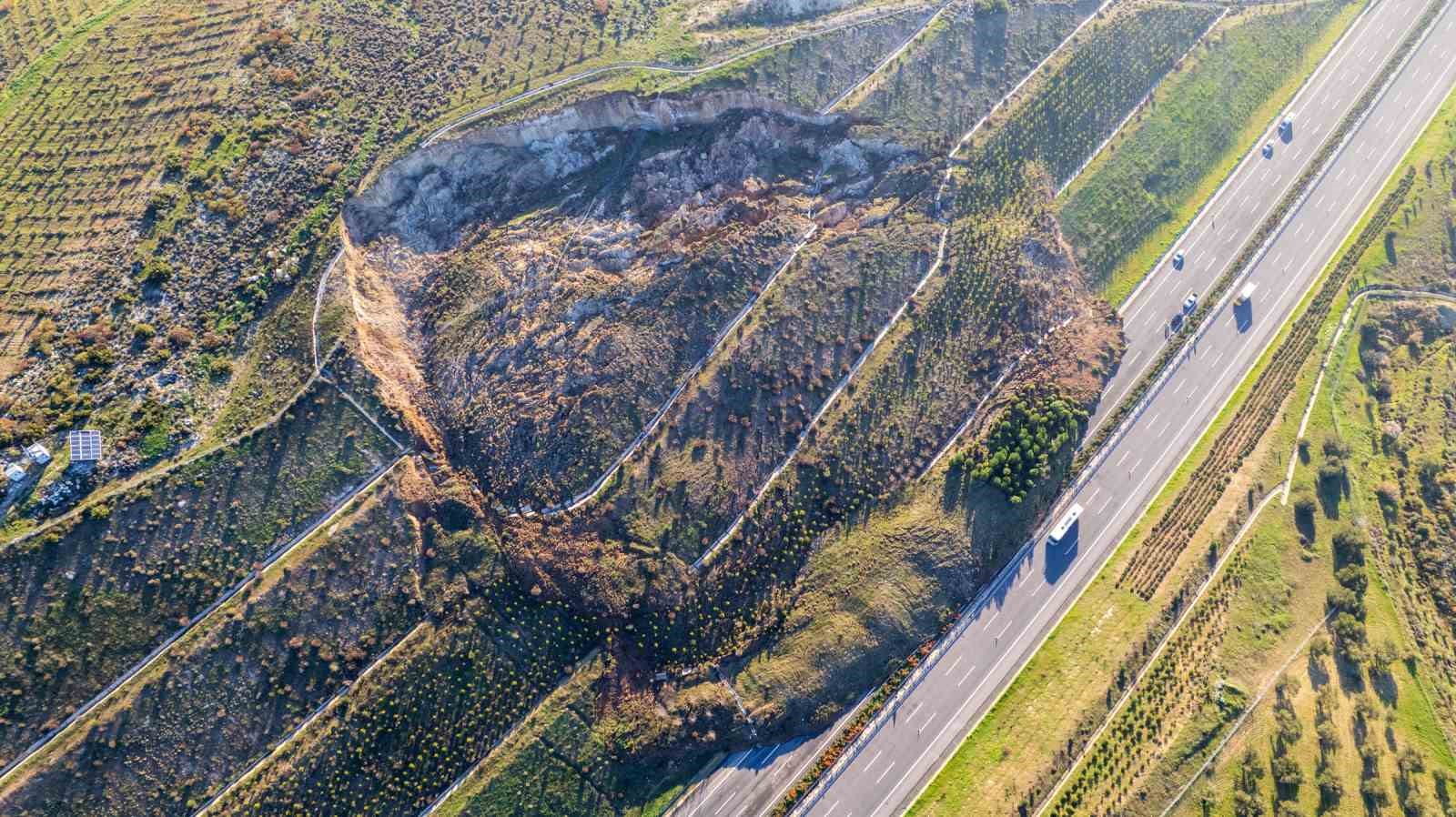 İzmir - İstanbul otoyolunda korkutan heyelan
