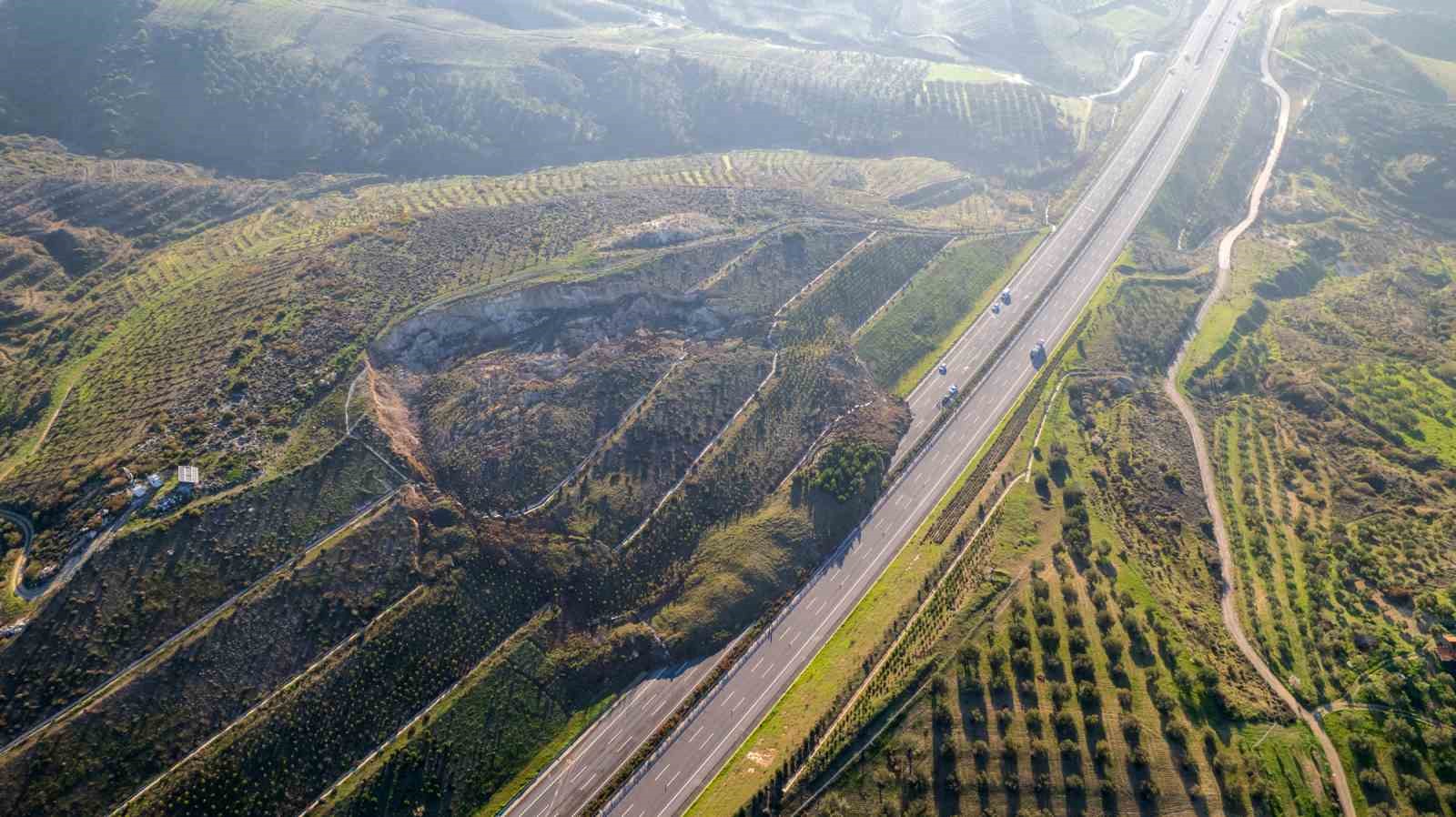 İzmir - İstanbul otoyolunda korkutan heyelan
