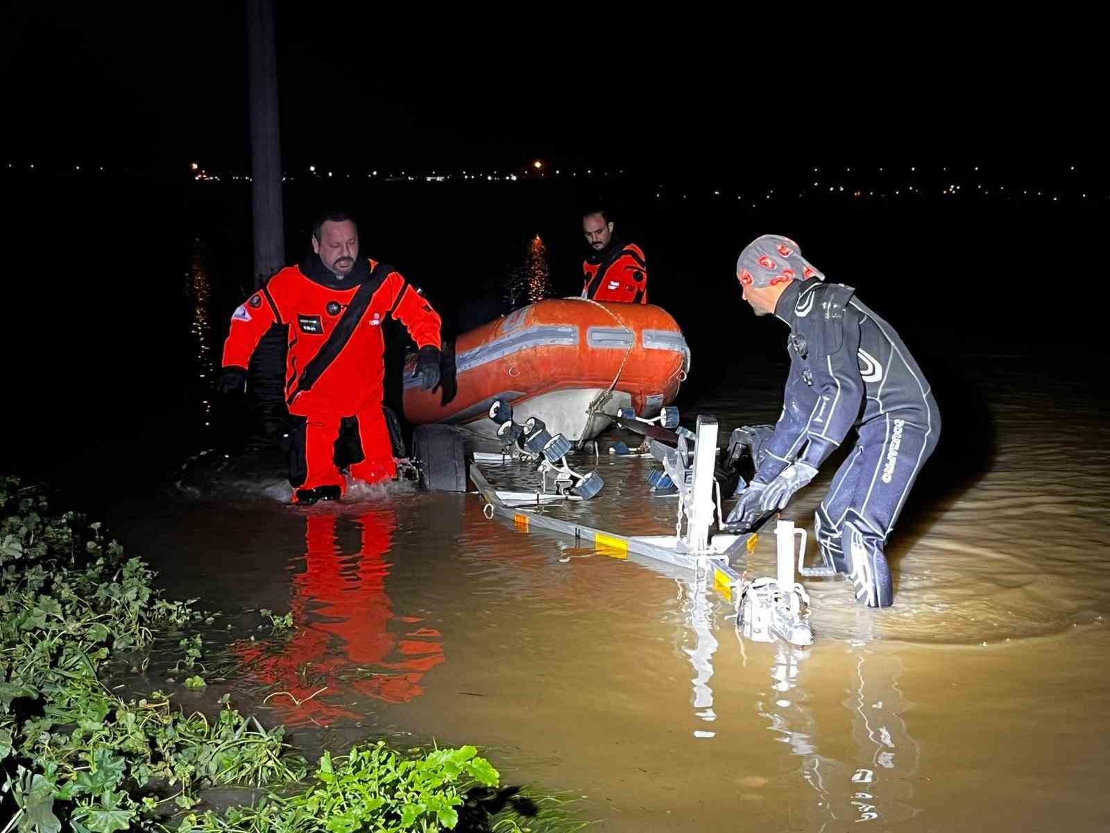 İzmir İtfaiyesi tavuk çiftliğinde mahsur kalan hayvanlar için zamanla yarıştı
