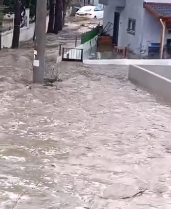 İzmir sağanağa teslim: Yollar ve tarım arazileri sular altında
