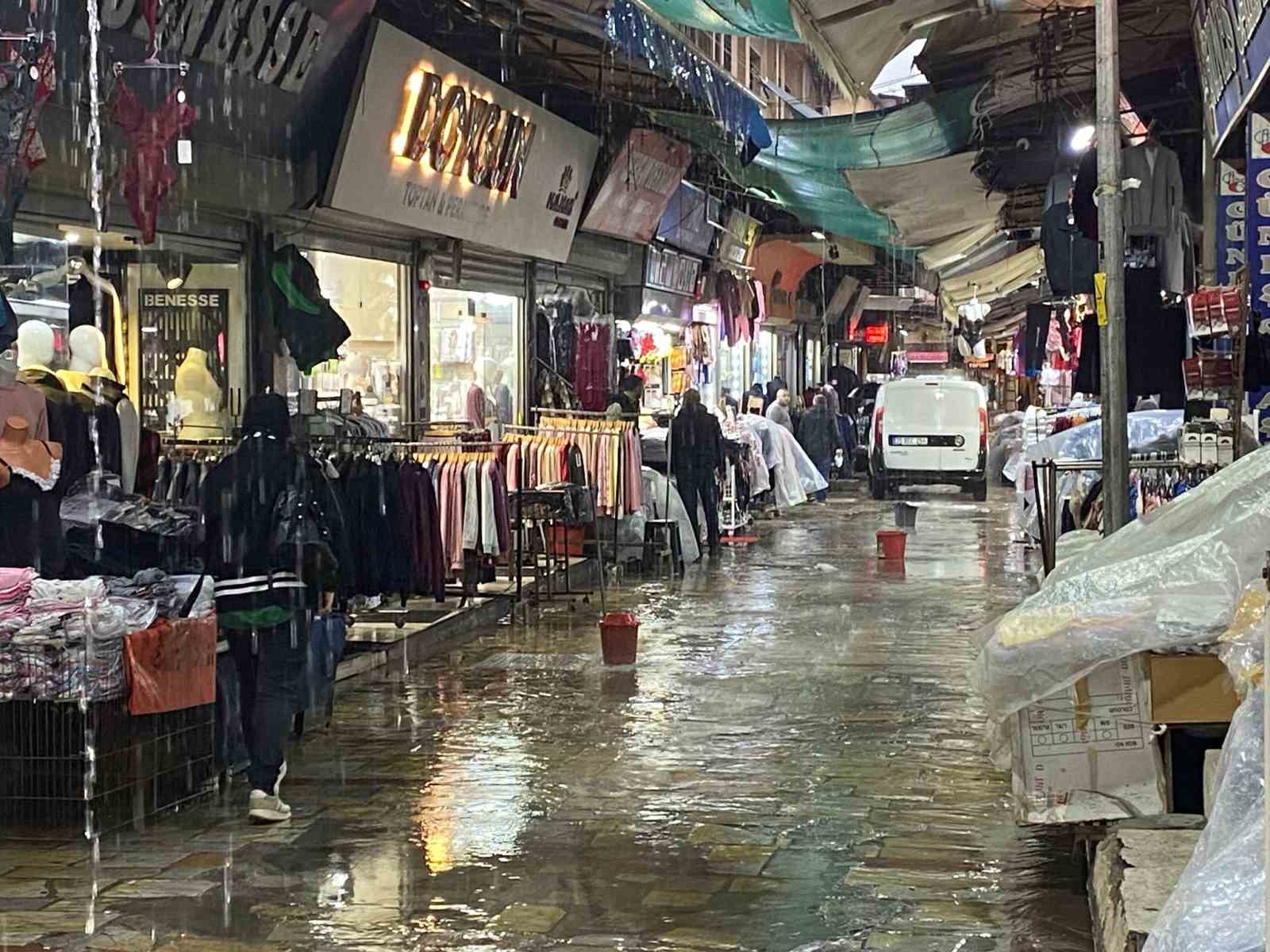 İzmir tarihi Kemeraltı Çarşısı sular altında
