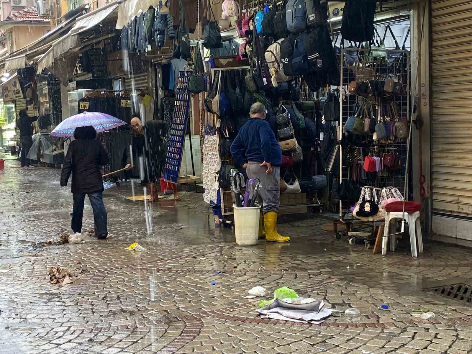 İzmir tarihi Kemeraltı Çarşısı sular altında
