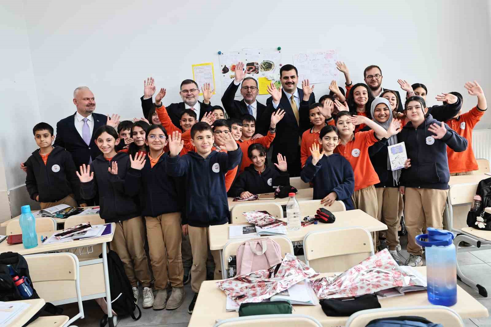 İzmir’de 1 milyar lirayı aşan yatırımla 20 yeni okul eğitime açıldı
