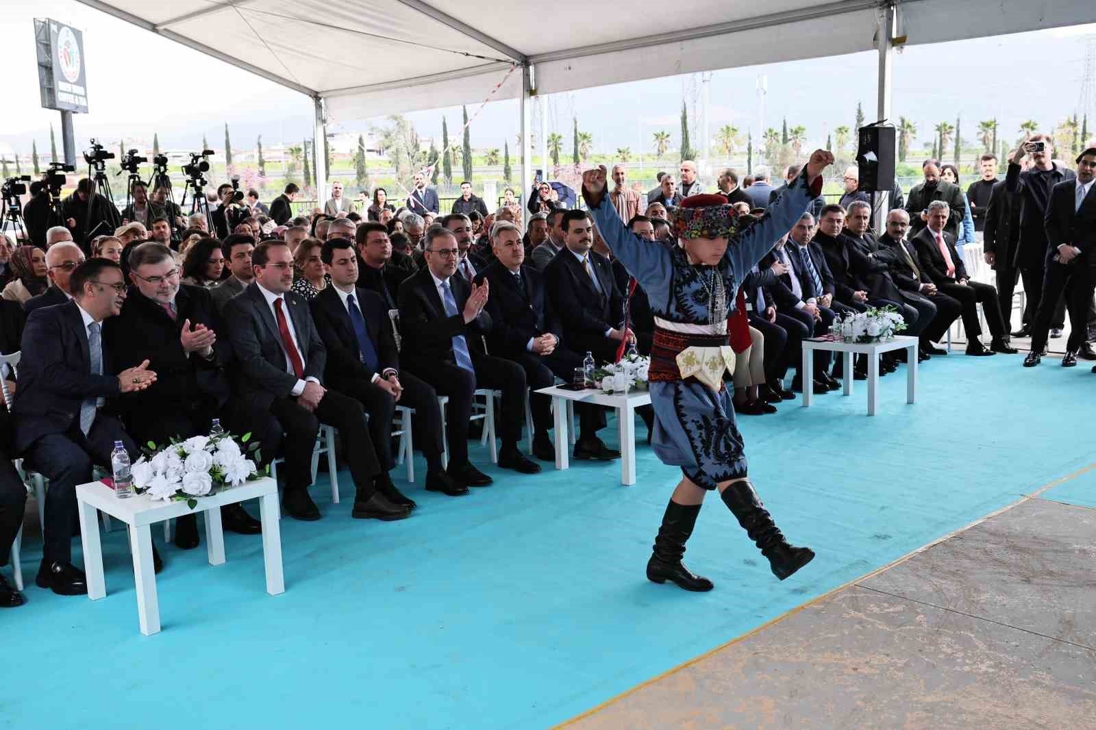 İzmir’de 1 milyar lirayı aşan yatırımla 20 yeni okul eğitime açıldı
