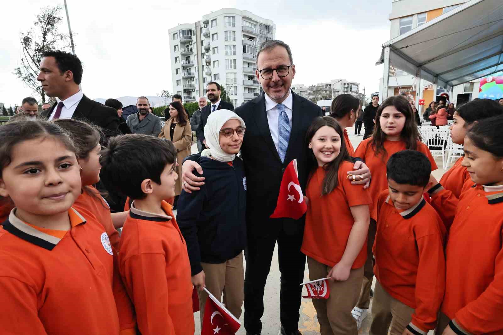 İzmir’de 1 milyar lirayı aşan yatırımla 20 yeni okul eğitime açıldı
