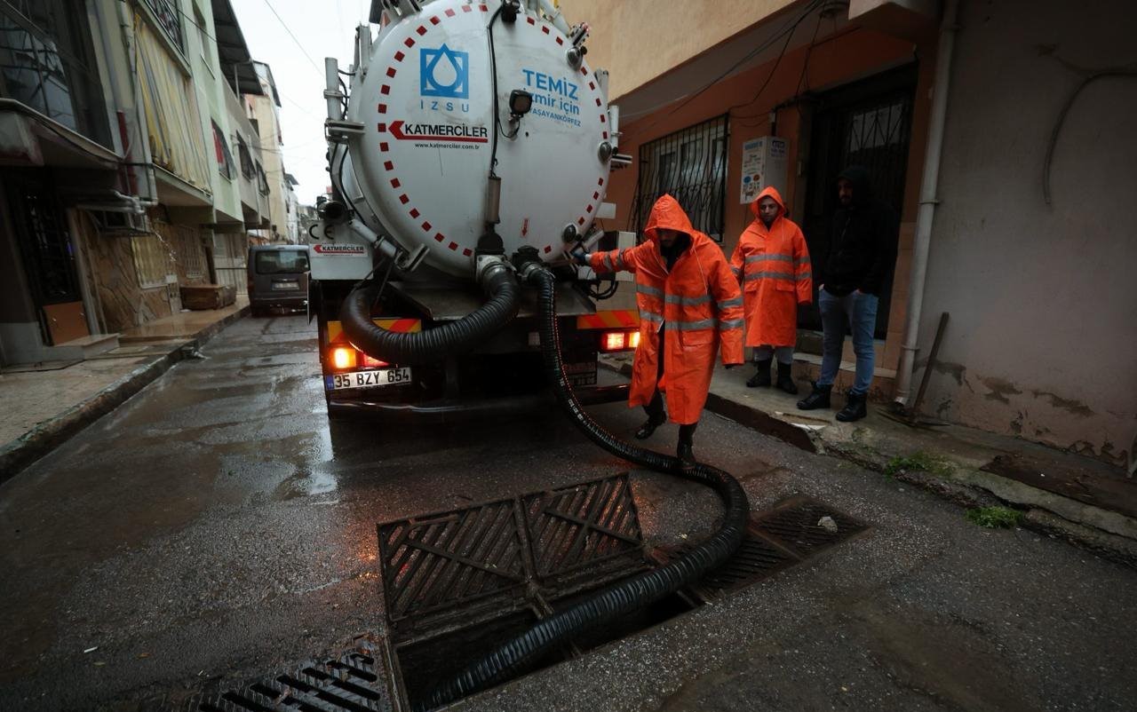 İzmir’de 187 su baskını ihbarına müdahale edildi
İzmir’de 187 su baskını ihbarına müdahale edildi