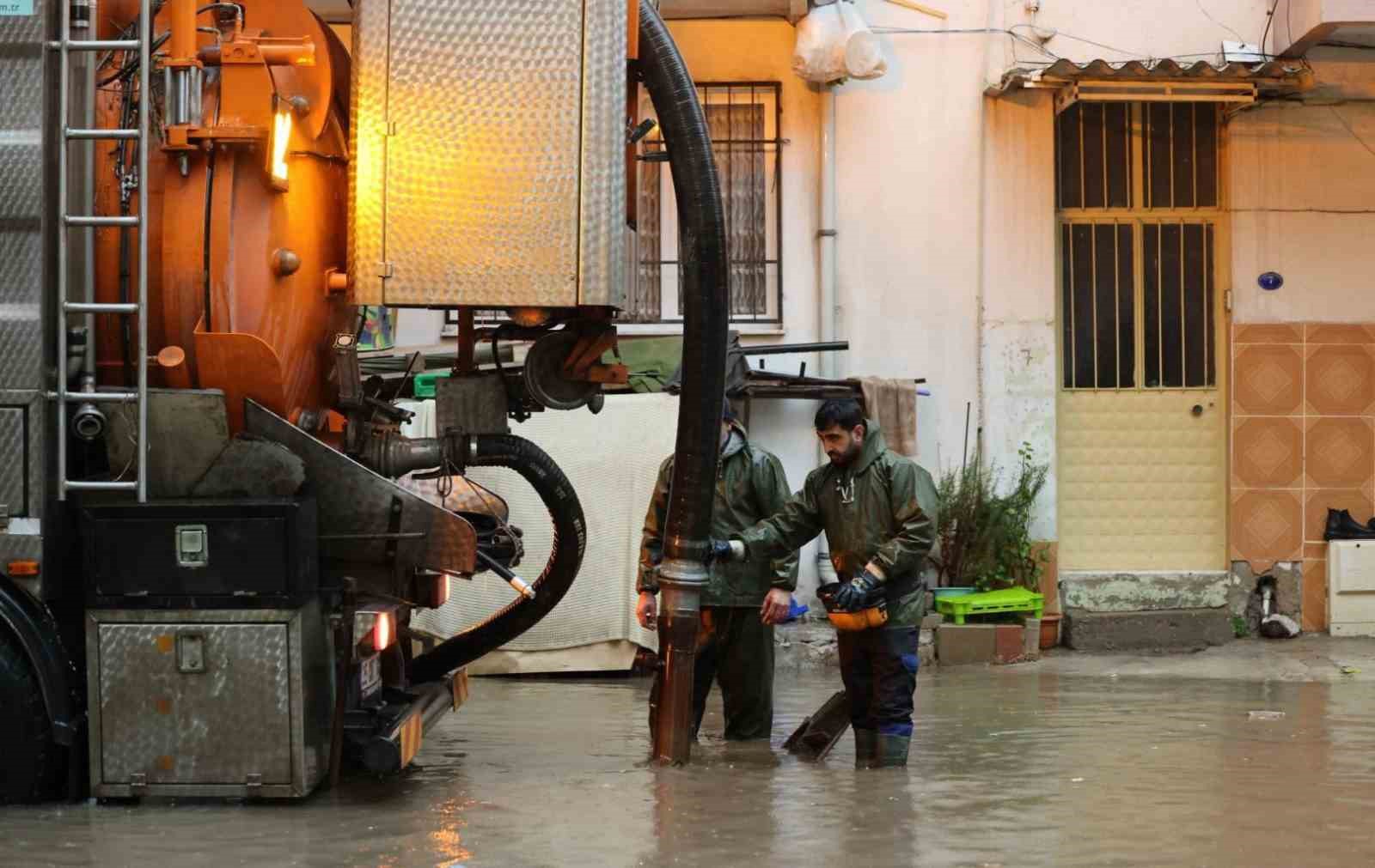 İzmir’de 187 su baskını ihbarına müdahale edildi
İzmir’de 187 su baskını ihbarına müdahale edildi