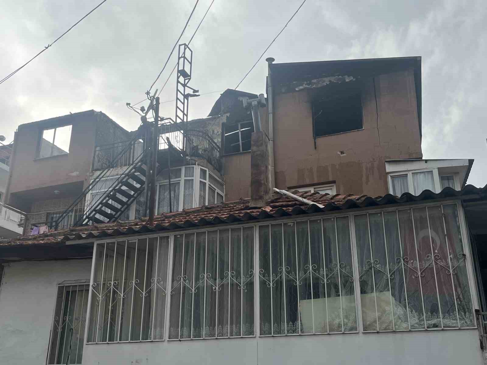 İzmir’de 3 katlı binanın çatı katında yangın
