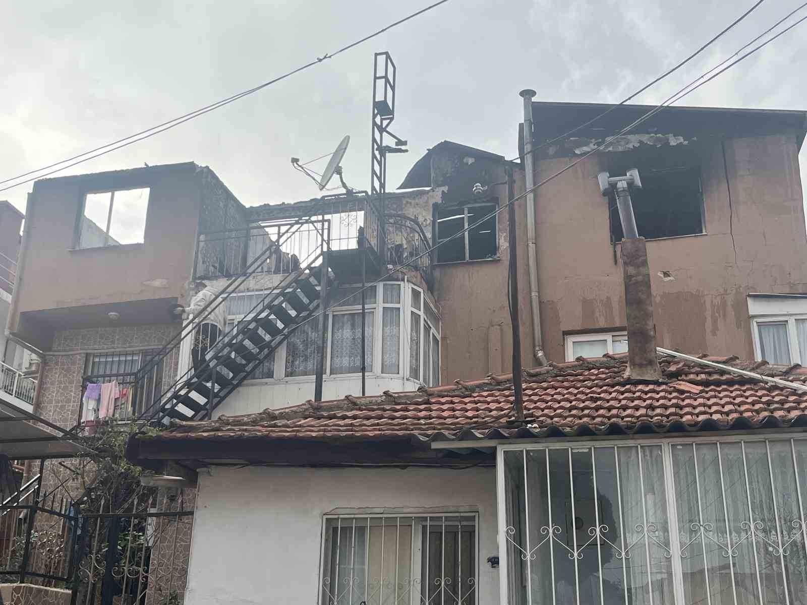 İzmir’de 3 katlı binanın çatı katında yangın
