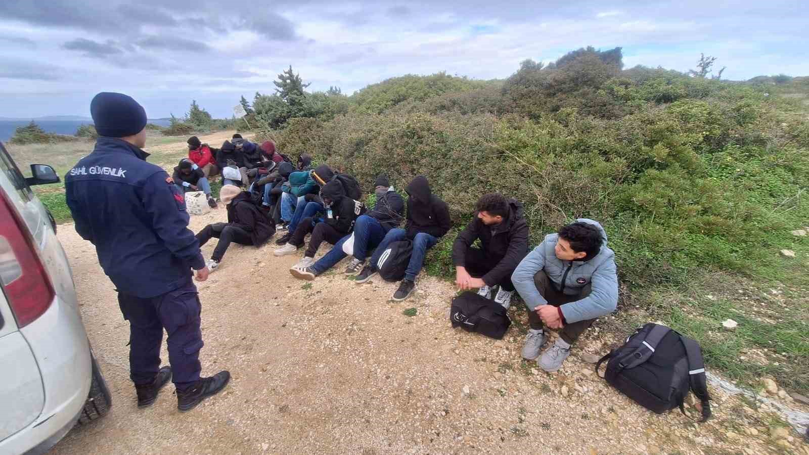 İzmir’de 33 göçmen kurtarıldı, 17 göçmen yakalandı
