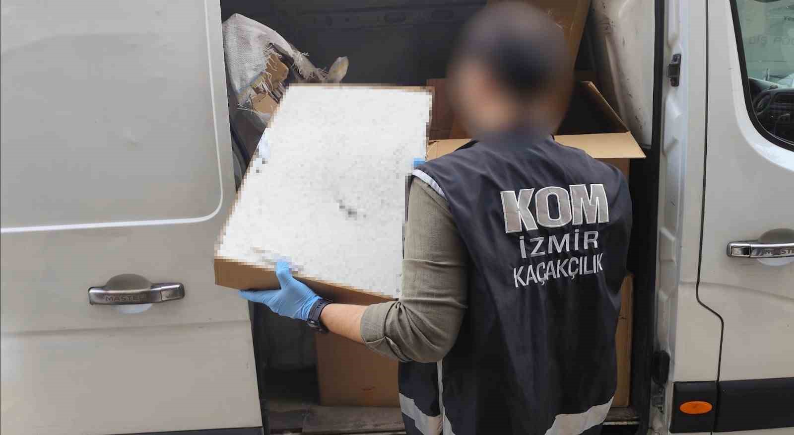 İzmir’de 4,5 milyon lira değerinde kaçak tütün mamulü ele geçirildi
