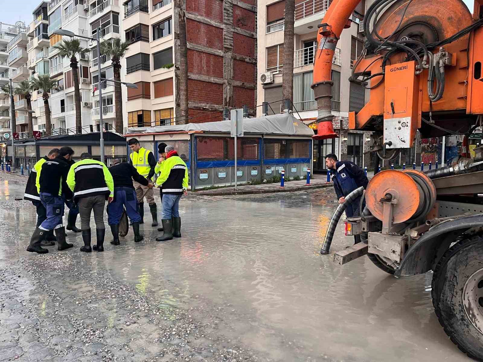 İzmir’de 50 yılda bir görülen meteorolojik tablo: Dalgalar 1 metreye ulaştı
