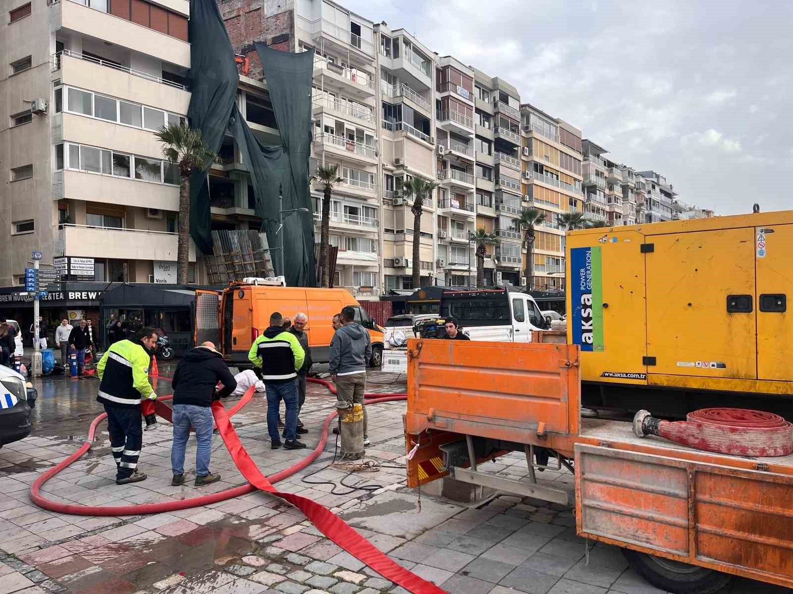 İzmir’de 50 yılda bir görülen meteorolojik tablo: Dalgalar 1 metreye ulaştı
